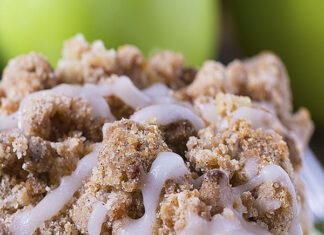 Cinnamon Apple Crumb Cake