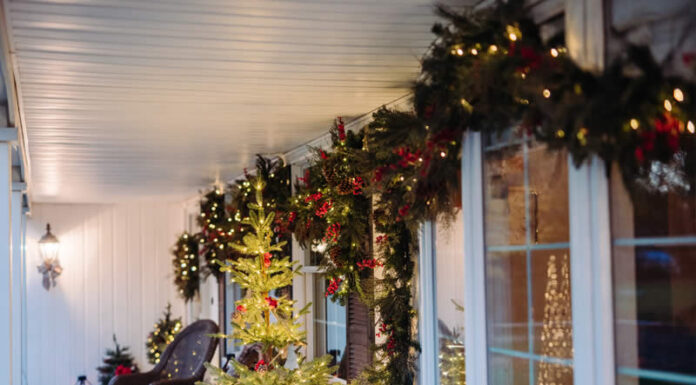 Outdoor Christmas Porch Decorating Ideas